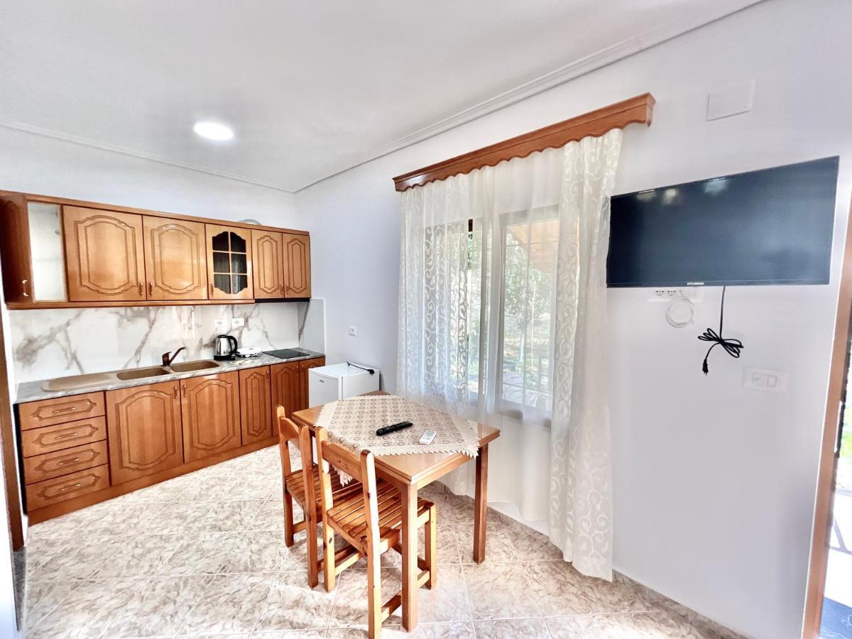 Coral Guesthouse Саранда Екстер'єр фото